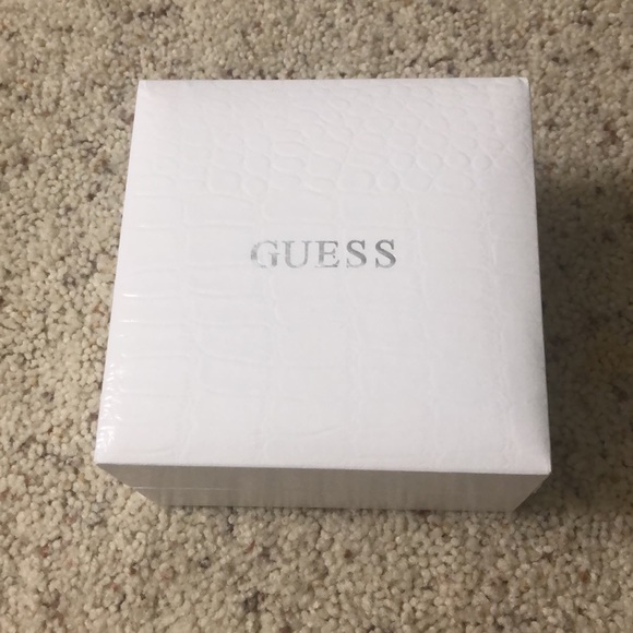 Guess Watch Box - Picture 2 of 3